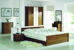 Индивидуален дизайн за спалня в бяло и кафяво с удължена табла на леглото   